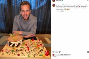 凯恩在家收获英格兰队首秀10周年蛋糕：对我来说这意味着很多