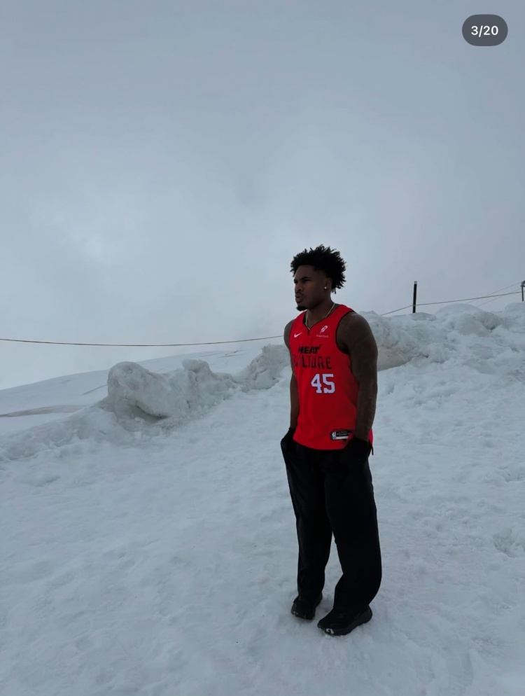 开云-美丽冻人🥶戴维恩-米切尔在瑞士看雪 冰天雪地中只穿单件球衣